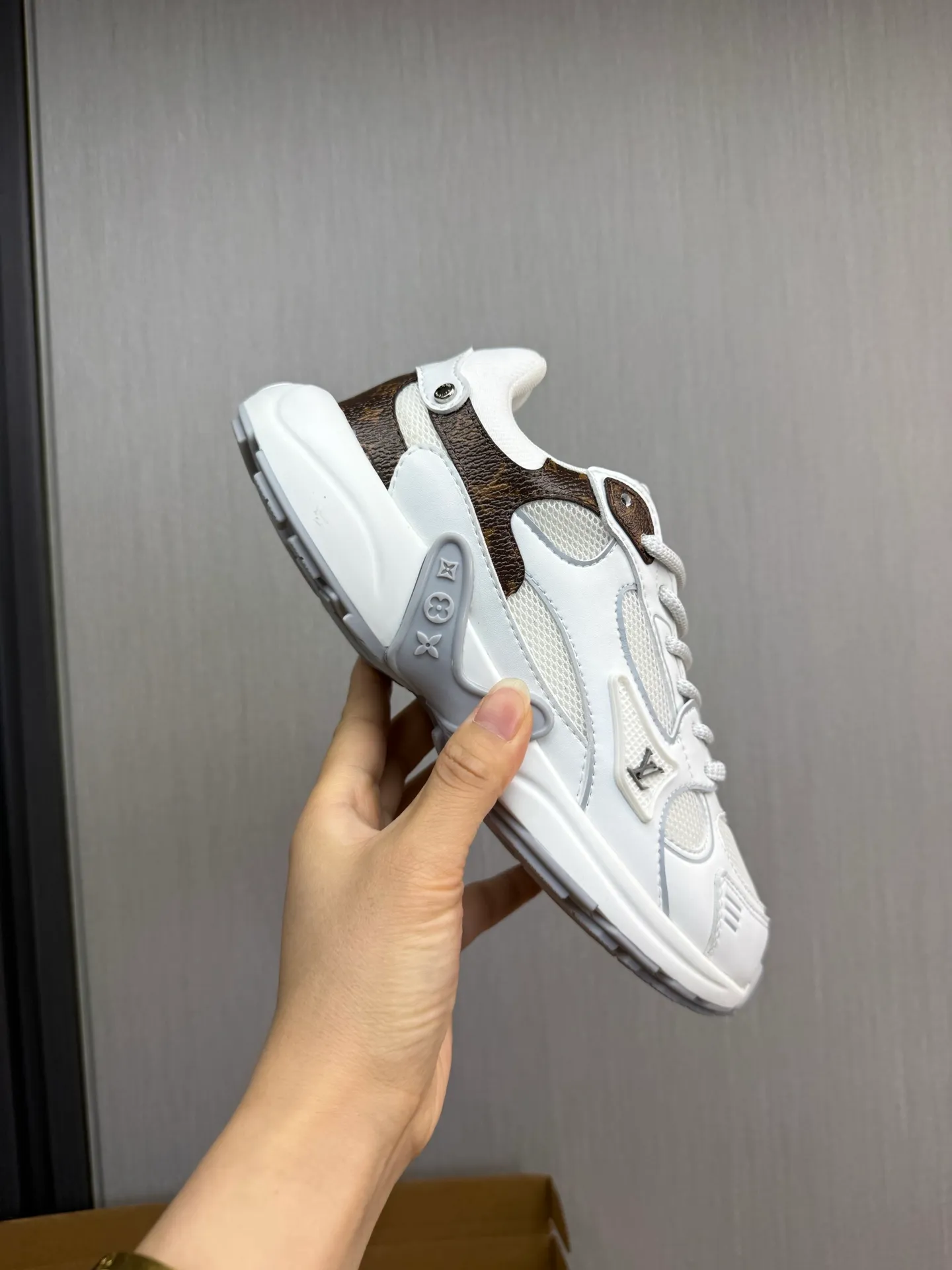 Men's shoes 💰600💰 🌈LV | Louis Vuitton 2025𝐬𝐬 🧡💚2025 spring and summer new style top version‼ ️The original version is the same. The counter specializes in the latest casual shoes. Hard goods are new🆕 🔥🔥🔥Top version: Couple model LV Louis Vuitton L House Donkey brand The latest Olympia series Couple model Silver Horn King Casual sneakers Running shoes This LV Olympia sneaker combines mesh fabric and metallic synthetic leather and other technical fabrics to reinterpret the classic running shoe design with a neat and simple design. Lightweight EVA outsole provides a stretchy fit. Rich details such as Monogram embossing and LV letters establish recognition. Exquisite packaging at the delivery counter 🛍📦 ▪️Fabrics: Original imported technical fabric + mesh ▪️Inner lining: Original customized breathable mesh ▪️Sole: Original molded rubber foam material ▪️Sole thickness: 3.5CM ▪️Size: 35--45 (customized for women 40 and men 45)